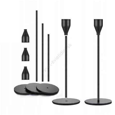 Detailná schéma alebo fotografia čiernych oceľových svietnikov v interiéri