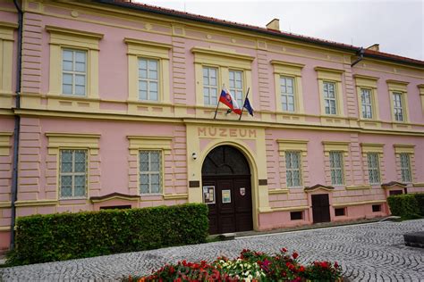 slávnostne vyzdobená školská aula pri príležitosti jubilea