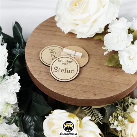Drevené svadobné dekorácie a menovky