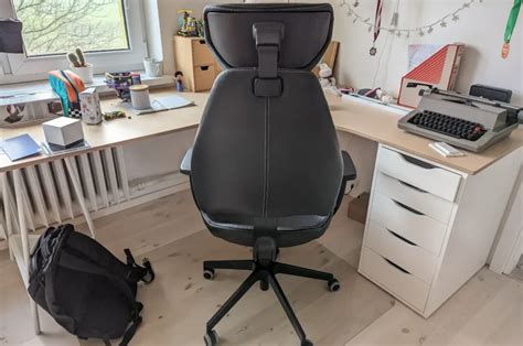 Tematické foto hernej stoličky s počítačom