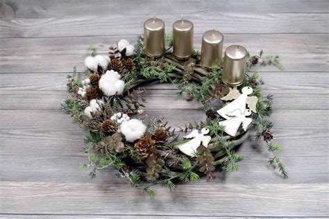 Adventný veniec v prírodnom štýle s drevenými a sušenými dekoráciami