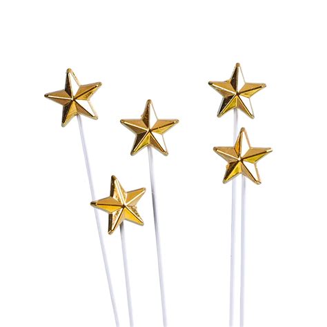 Rôzne druhy tortových dekorácií s náboženskými motívmi, ako sú krížiky, holubice a ružence, pripravené na zdobenie torty na prvé sväté prijímanie.