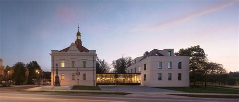 Archívna fotografia budovy školy alebo historická momentka z otvorenia