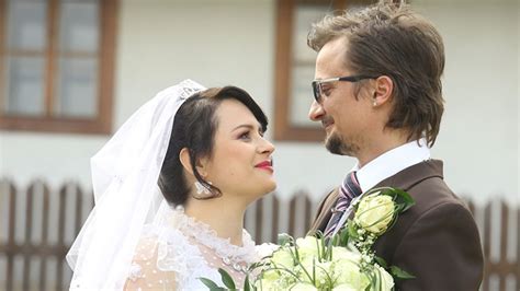 Záber na idylickú fiktívnu dedinu Horná Dolná