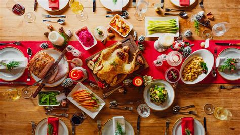 Ilustrácia: Novoročný stôl plný jedál a dekorácií