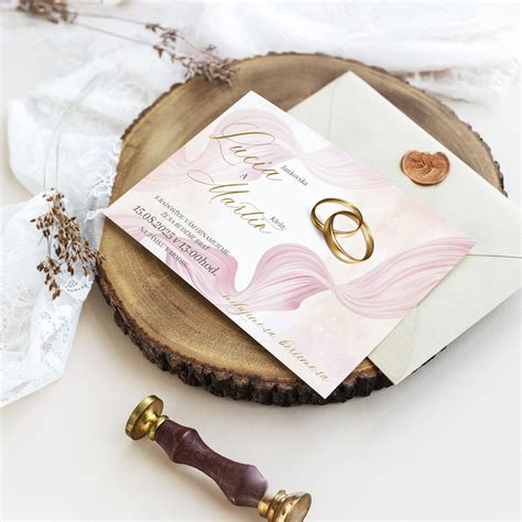 Fotografia staršieho páru držiaceho sa za ruky so zlatými obrúčkami, symbolizujúca zlatú svadbu