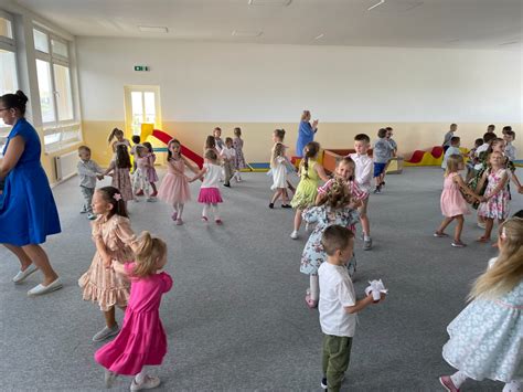 Slávnostne vyzdobená sála pripravená na rozlúčku s predškolákmi s balónmi a detskými prácami
