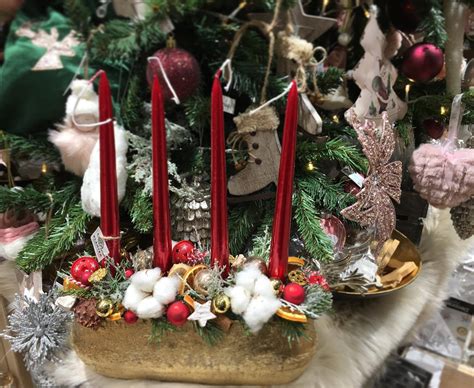Inšpiratívny výber ručne vyrábaných adventných vencov na vianočne prestretom stole