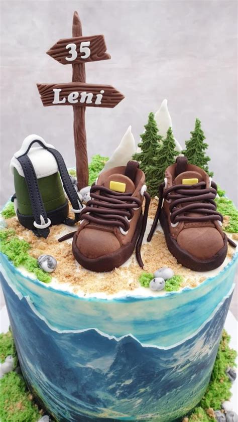 Torta s hudobnou tematikou a mikrofónom pre speváčku