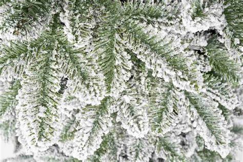 Detail osvetleného a ozdobeného vianočného stromčeka