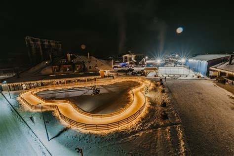 Zimná panoráma Hradu Ľubovňa a skanzenu s vianočnými dekoráciami
