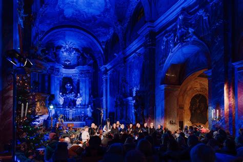 Vianočne vyzdobená komnata Hradu Ľubovňa s historickým stolovaním