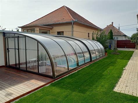 Porovnanie dekoratívneho vianočného vodopádu a vodopádu pre bazén