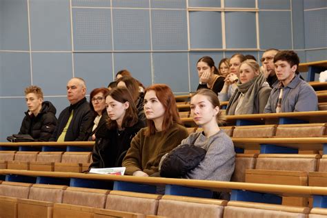 Tematické foto: Skupina študentov počas diskusie pred budovou univerzity