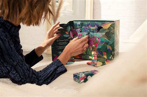 Tematická ilustrácia adventného kalendára Yves Rocher so záhradnou tematikou a rozkvitnutými rastlinami