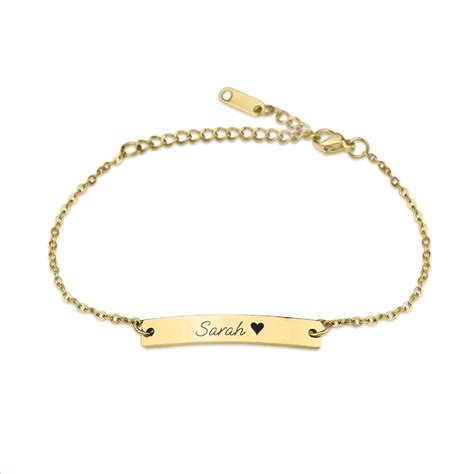 Ukážka rôznych handmade darčekov, ako sú personalizované hrnčeky, náramky, fotoknihy a maľované predmety.