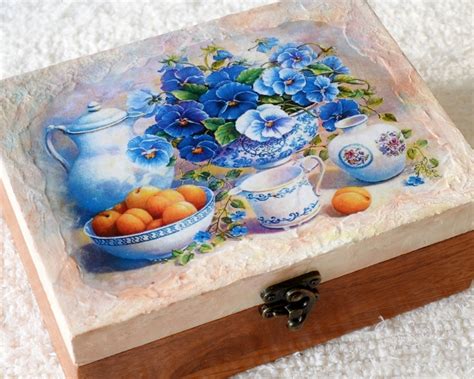 Ilustrácia znázorňujúca rôzne techniky handmade tvorby: servítková technika (decoupage), práca s korálkami, výroba mydla.