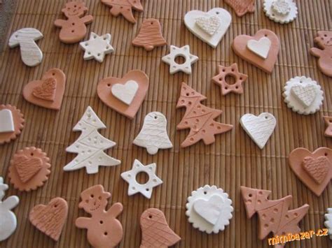 Proces vykrajovania tvarov anjelikov a iných ozdôb z modelovacej hmoty