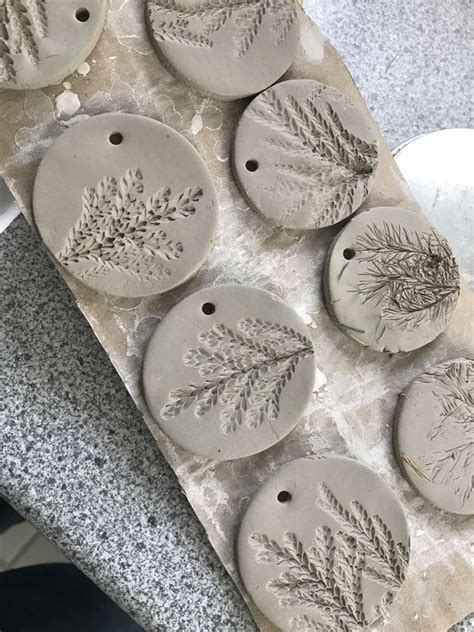 Usušené a kreatívne namaľované vianočné anjeliky z modelovacej hmoty