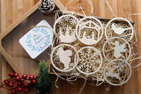 Kolekcia vianočných ozdôb v rôznych štýloch