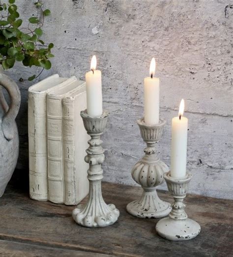 Biely antický svietnik v shabby chic štýle s ornamentmi