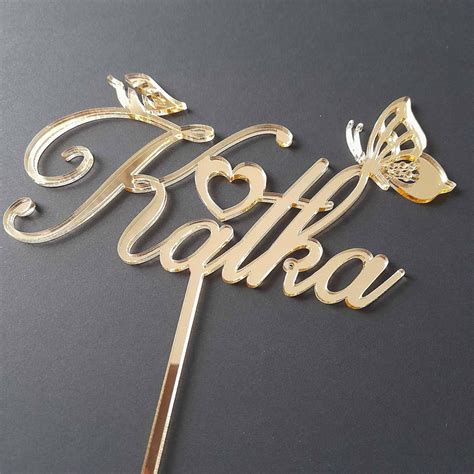 Ilustračná fotografia rôznych svadobných zápichov na tortu s rôznymi motívmi a nápismi.