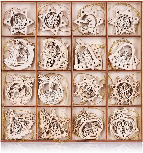 Koláž rôznych personalizovaných drevených zápichov pre rôzne príležitosti.