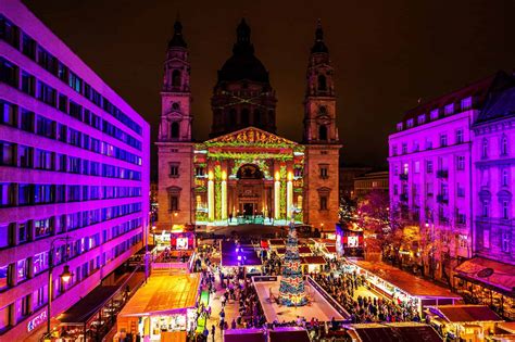 panoramatický pohľad na vianočne osvetlenú Budapešť s Bazilikou sv. Štefana a Dunajom