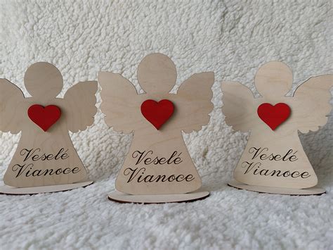 Detail sklenenej vianočnej špice Anjel Gabriel s nápisom