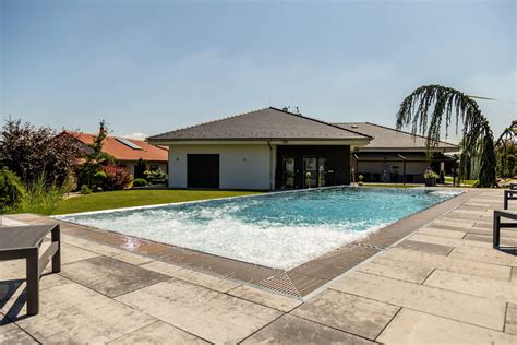 Infografika alebo fotografia interiérového bazéna s atrakciami a exteriérového jacuzzi