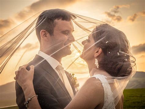 Séria svadobných fotografií zachytávajúcich šťastných novomanželov