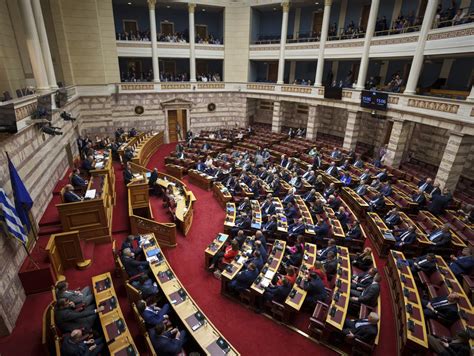 Tematické foto: Grécky parlament alebo mapka s vyznačeným Gréckom ako 16. krajinou EÚ pre LGBTI+ manželstvá