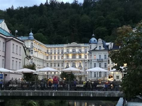 Záber na Karlove Vary s luxusným hotelom Pupp