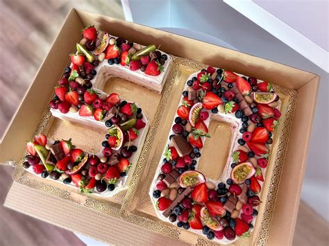 Torta v tvare papagája s detailnou maľovanou perovou štruktúrou.