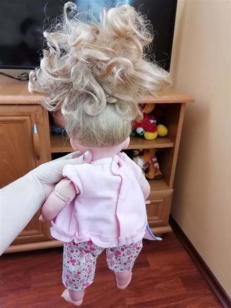 Detail háčkovaného anjelika s ručičkami a vláskami