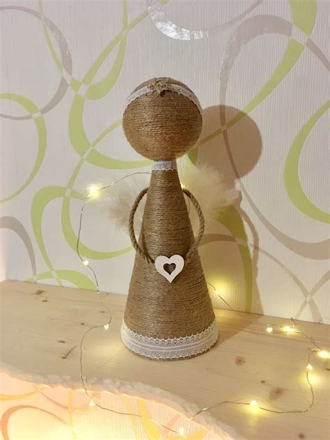 Anjelik vyrobený z jutového povrázka s krídlami z kartónu