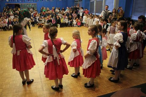 Deti a mládež pri rôznych krúžkových aktivitách v CVČ Čadca (napr. keramika, šport, tanec)