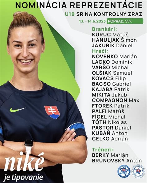 študentka s úsmevom odpovedajúca pred komisiou