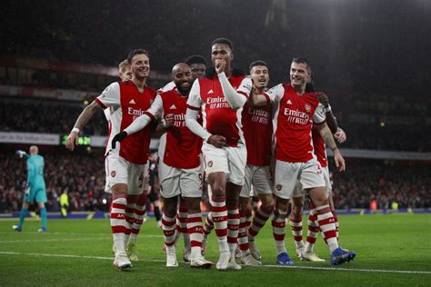 Infografika s historickými úspechmi a portrétmi legendárnych hráčov Arsenalu FC