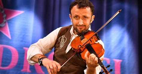 Tematické foto: Mladý Ondrej Kandráč hrajúci na husle