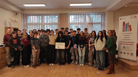 Ilustračné foto študentov s diplomami