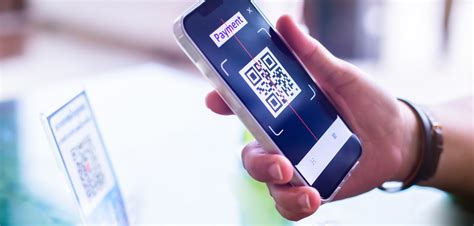 Infografika s tipmi na personalizáciu pohľadníc: QR kódy, ručné písanie a vlastné fotografie