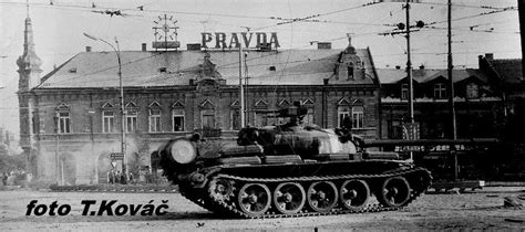 archívna dokumentárna snímka obyvateľov a sovietskeho tanku v Bratislave, 22. augusta 1968