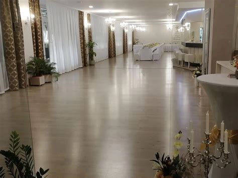 Spoločenská sála s tanečným parketom pripravená na svadobnú hostinu