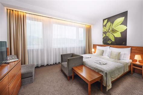 Ukážka moderne zariadenej hotelovej izby s manželskou posteľou