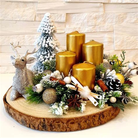 Adventný veniec na drevenom špalku s dekoráciami