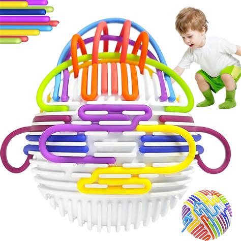 Koláž krstných košieľok s rôznymi farebnými výšivkami pre chlapcov a dievčatá