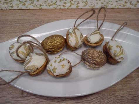 Vianočné ozdoby z maľovaných orechov s mašličkami