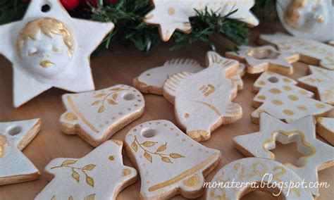 Vianočné ozdoby z modelovacej hmoty vykrojené formičkami