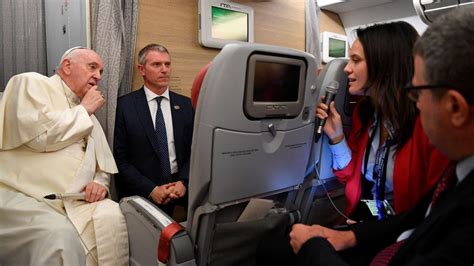 Zobrazenie tlačovej konferencie s rečníkmi a novinármi